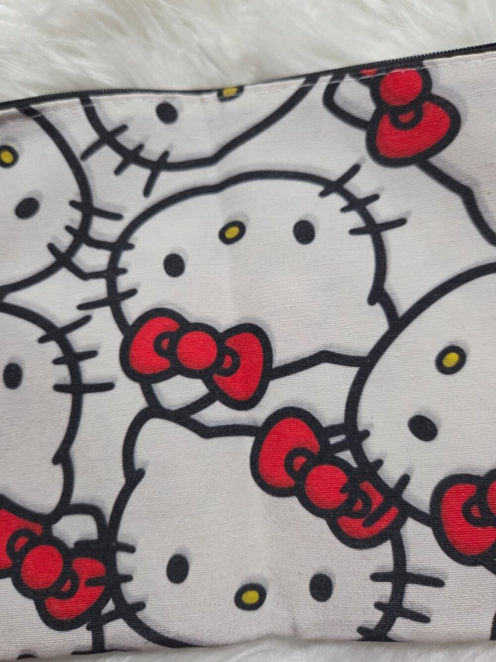 Hello Kitty Zipper Pouch - Picture 3 of 4